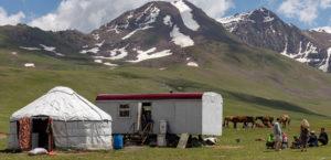 Как живут в Киргизии обычные люди: страна гор и цветных революций