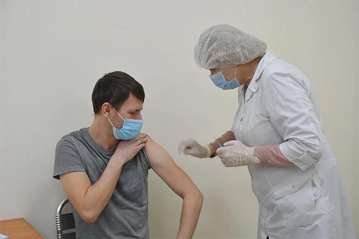 Как сделать прививку иностранцу в России в 2022 году